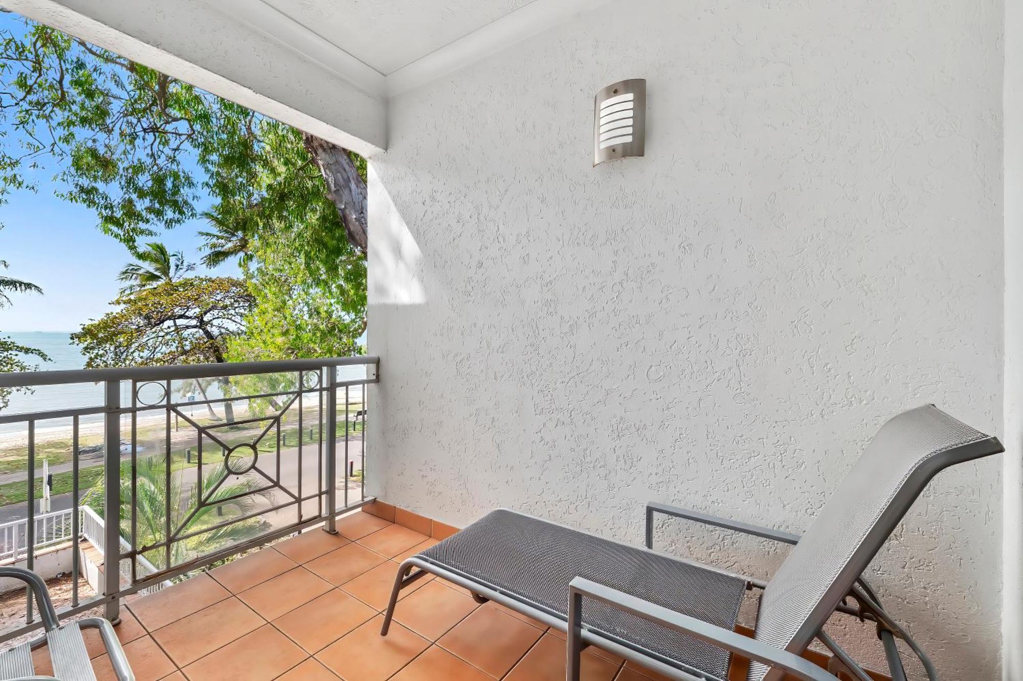 Alassio Beachfront Apartments Palm Cove Phòng bức ảnh